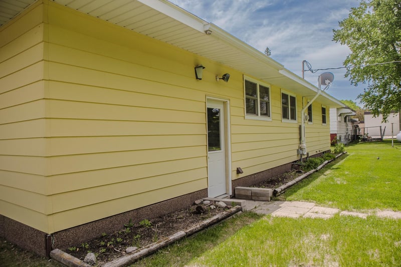 311 2nd St E, Chokio, MN 56221