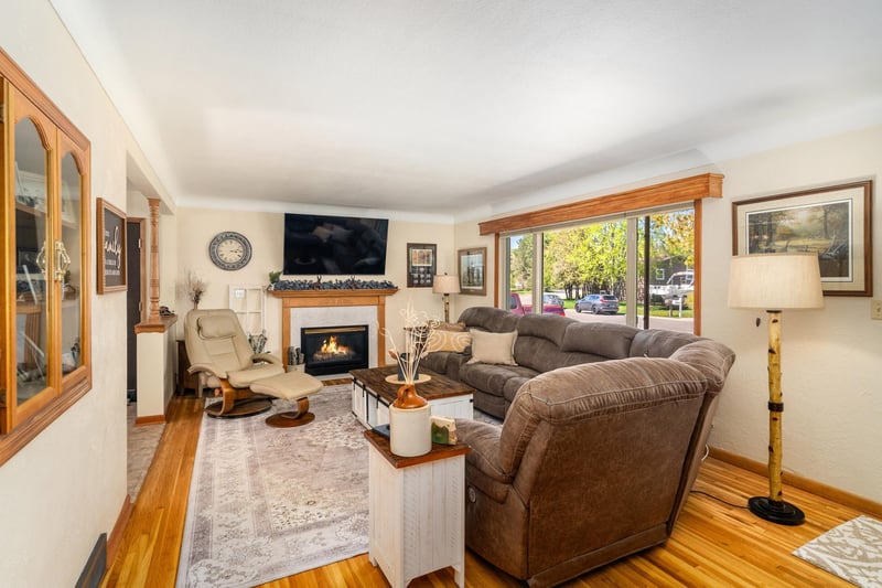 721 Maple Dr, Aurora, MN 55705