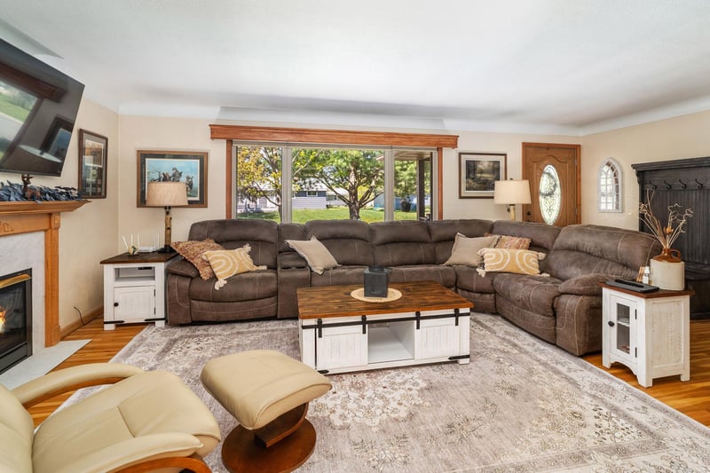 721 Maple Dr, Aurora, MN 55705