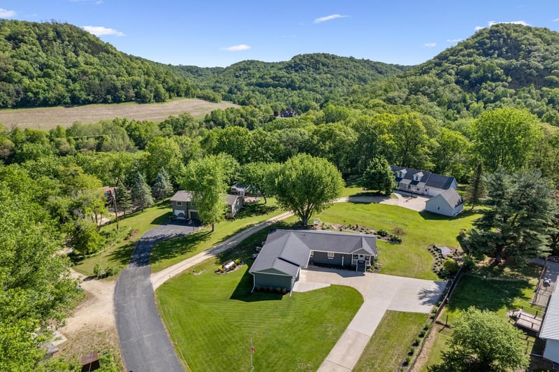 W770 Meadow Ln, Fountain City, WI 54629