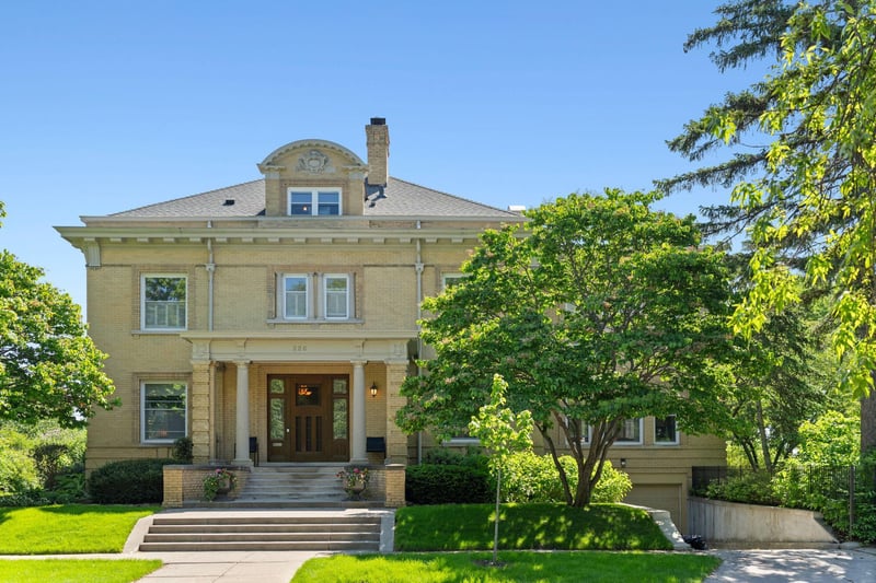 226 Grotto St S, Saint Paul, MN 55105