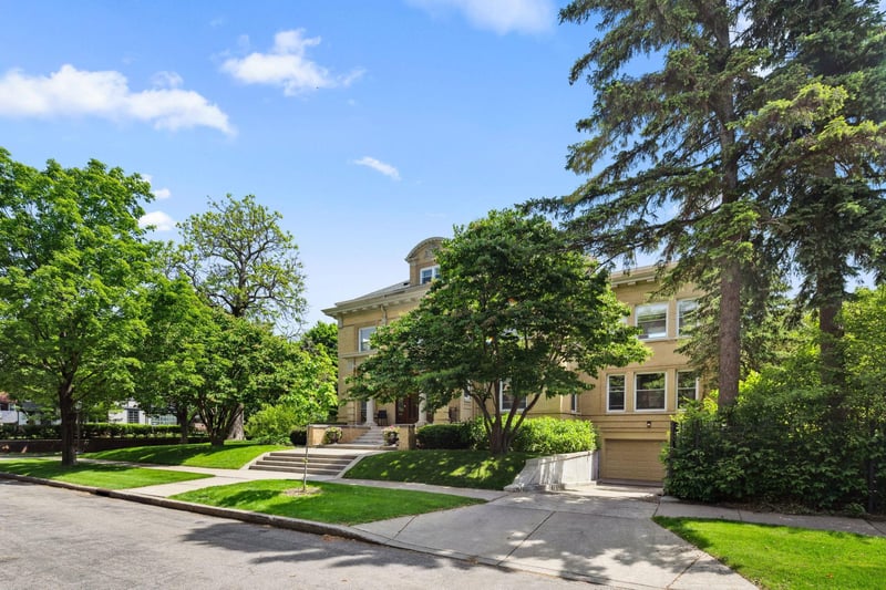 226 Grotto St S, Saint Paul, MN 55105