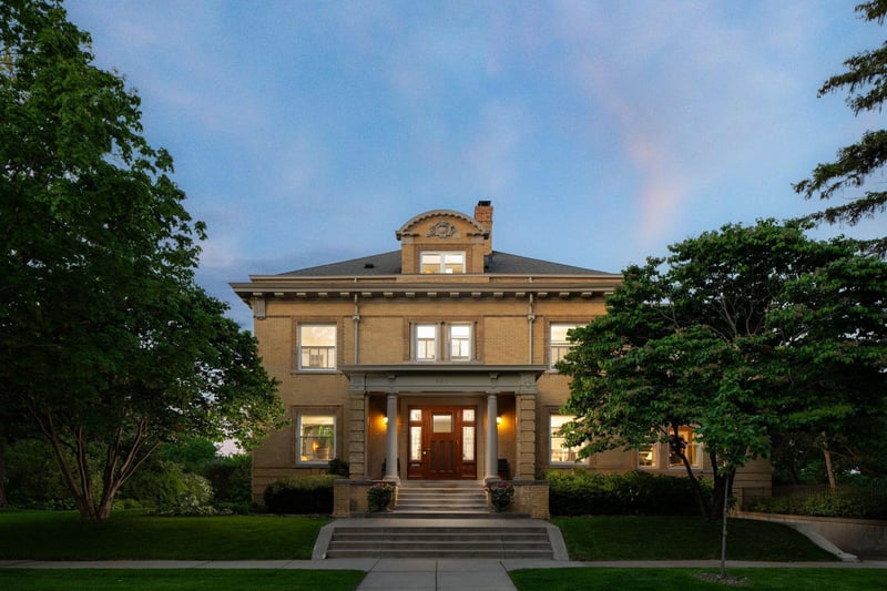226 Grotto St S, Saint Paul, MN 55105