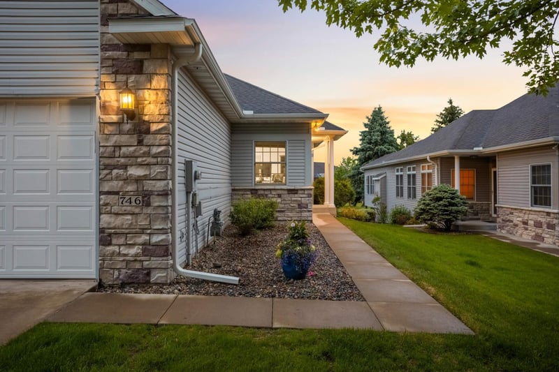 746 Gilfillan Ln, White Bear Twp, MN 55127