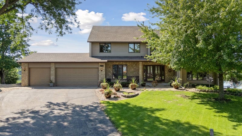 15813 Highview Dr, Apple Valley, MN 55124