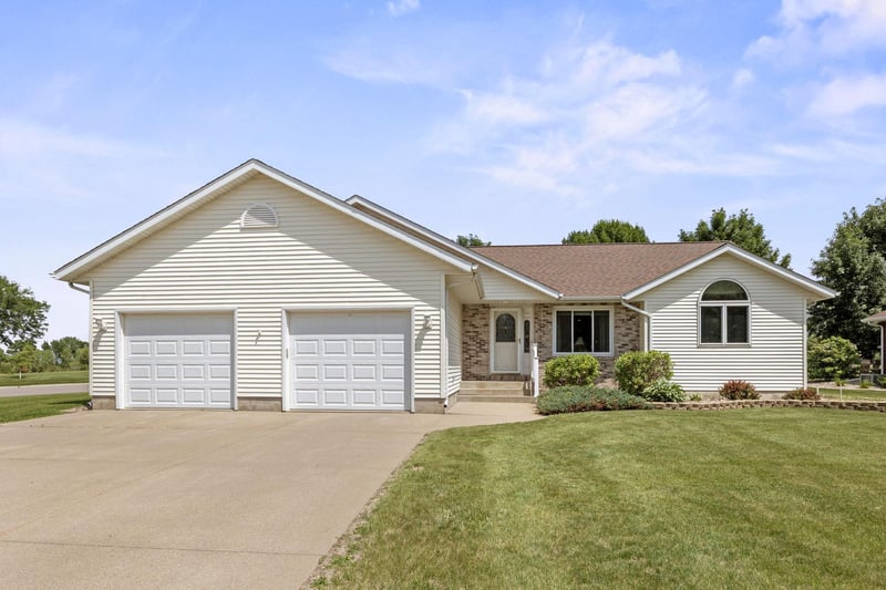 321 9th St E, Hector, MN 55342