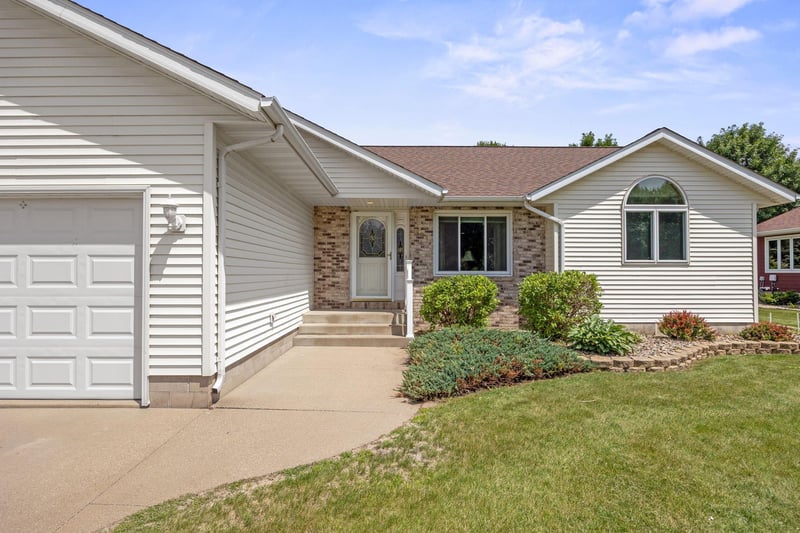 321 9th St E, Hector, MN 55342