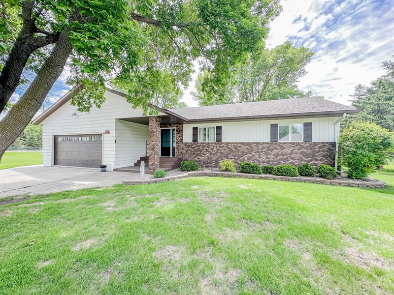 731 Grove Ave, Bird Island, MN 55310