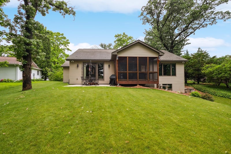 2848 Lake Blvd, North Saint Paul, MN 55109