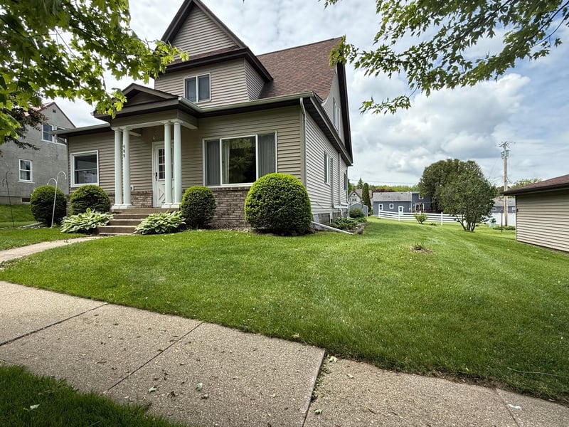 409 Maple St N, Mabel, MN 55954