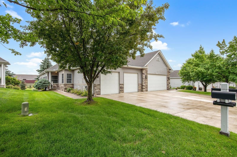 742 Gilfillan Ln, White Bear Twp, MN 55127