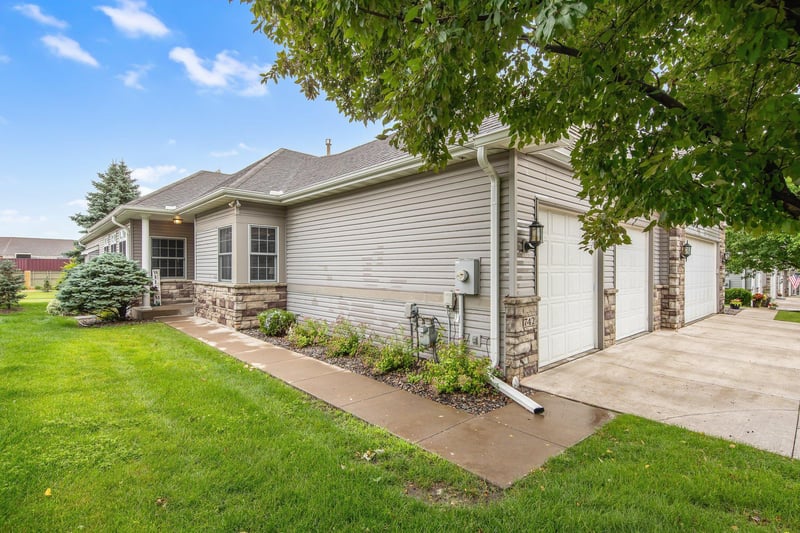 742 Gilfillan Ln, White Bear Twp, MN 55127