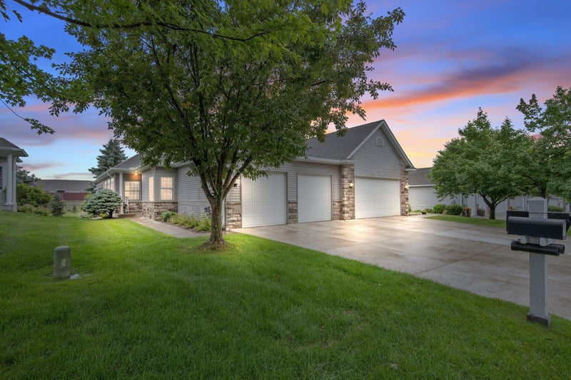 742 Gilfillan Ln, White Bear Twp, MN 55127