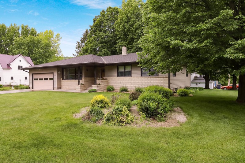 407 S Scott St, Elmwood, WI 54740