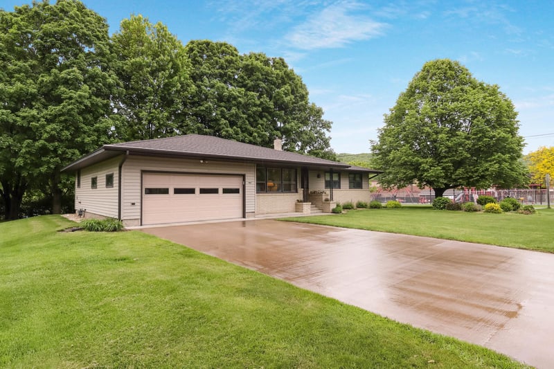 407 S Scott St, Elmwood, WI 54740