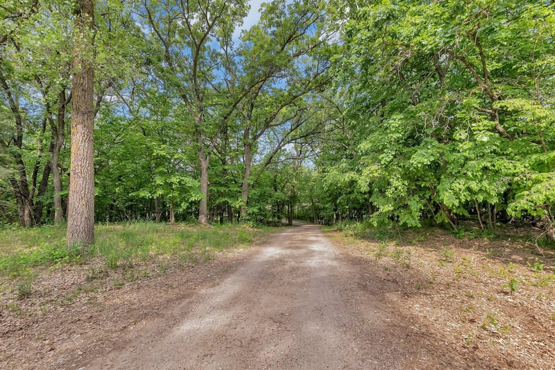 22483 5th St NW, New London, MN 56273