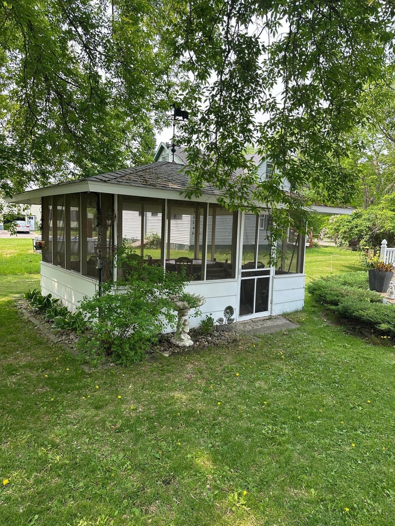 406 Roberts Ave NE, Warroad, MN 56763