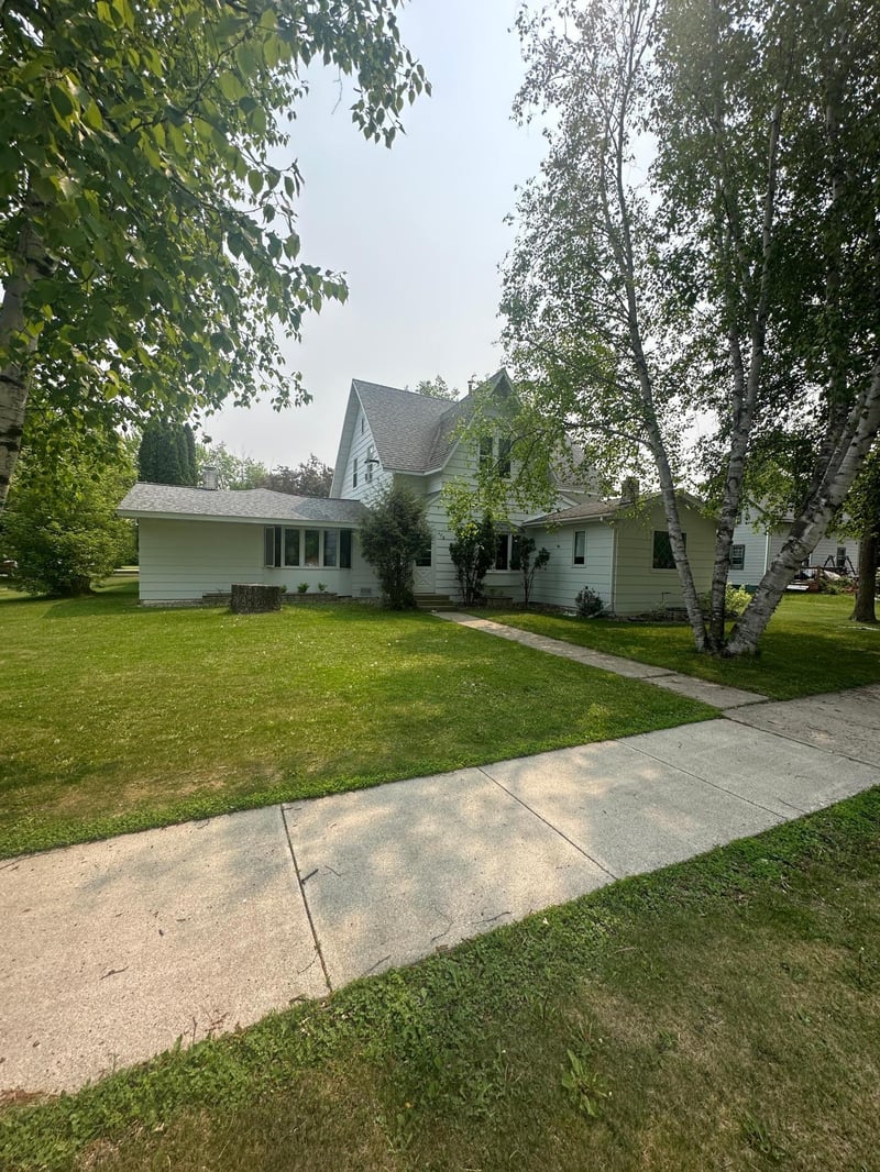 406 Roberts Ave NE, Warroad, MN 56763