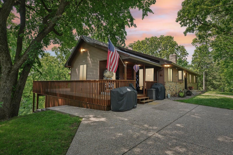 9320 Barnes Ave, Inver Grove Heights, MN 55077