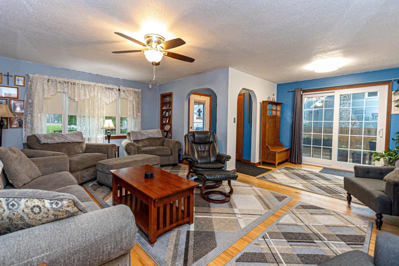 118 N Douglas Ave, Parkers Prairie, MN 56361