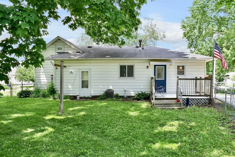 472 E 14th St, Saint Charles, MN 55972