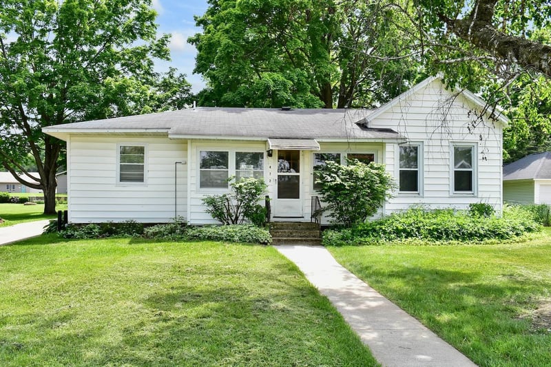 472 E 14th St, Saint Charles, MN 55972
