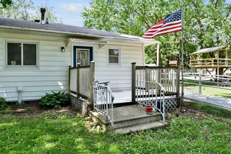 472 E 14th St, Saint Charles, MN 55972