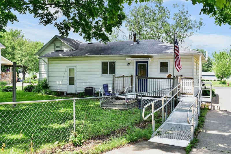 472 E 14th St, Saint Charles, MN 55972