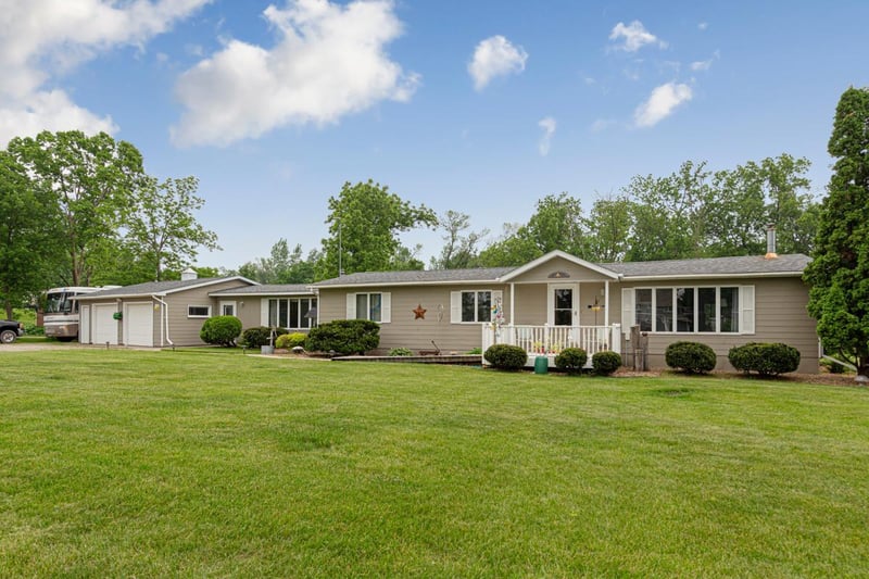 18221 Roberds Lake Blvd, Faribault, MN 55021