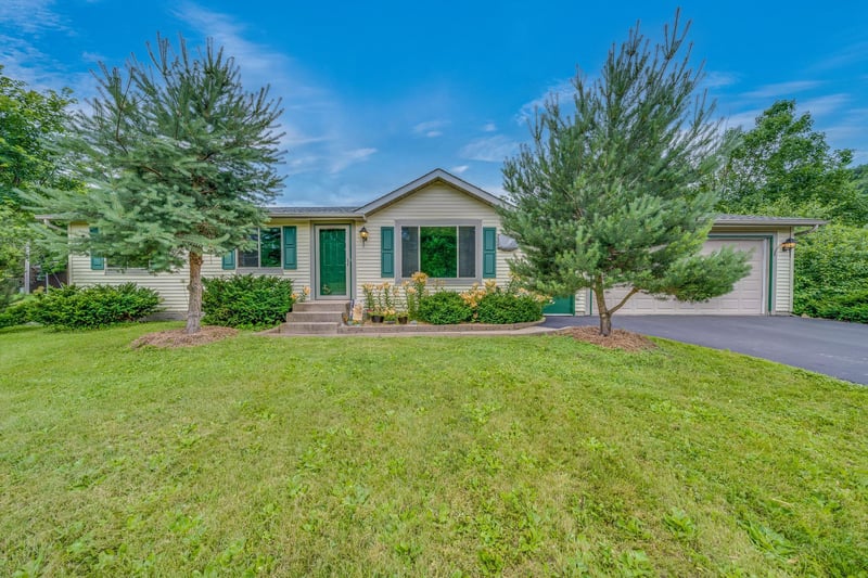 206 West St, Plum City, WI 54761
