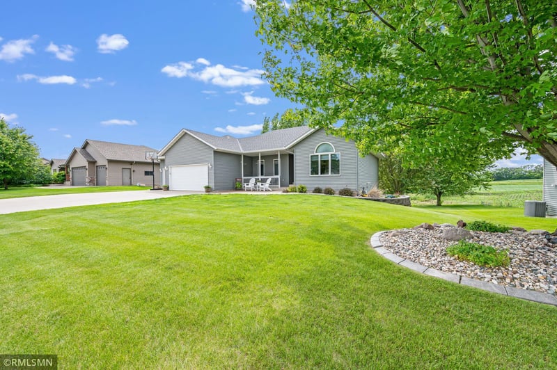 910 Melwood Ct, Madison Lake, MN 56063