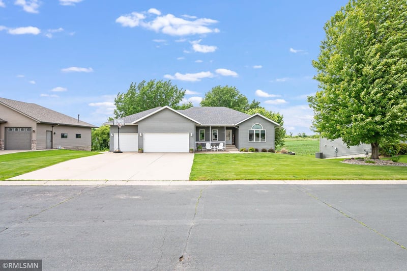 910 Melwood Ct, Madison Lake, MN 56063
