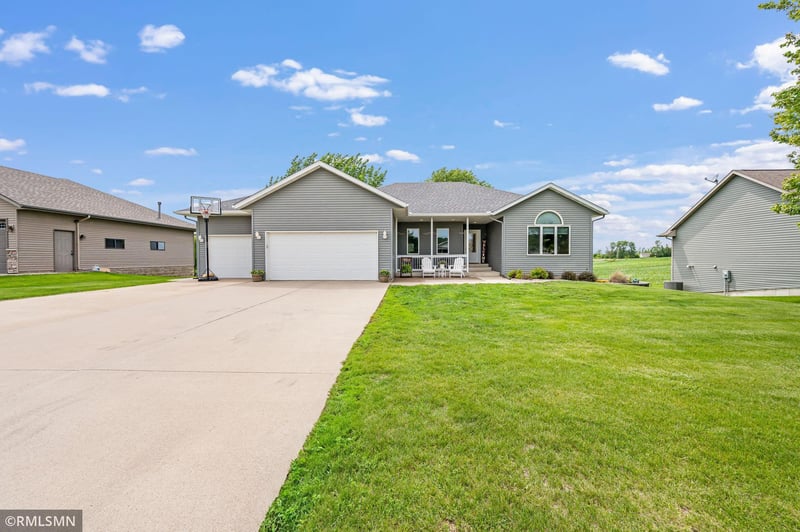 910 Melwood Ct, Madison Lake, MN 56063