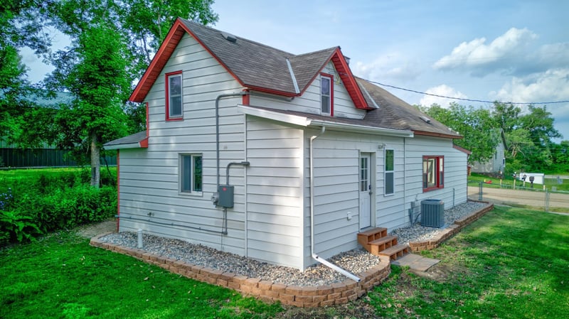 207 N Pelican St, Elizabeth, MN 56533