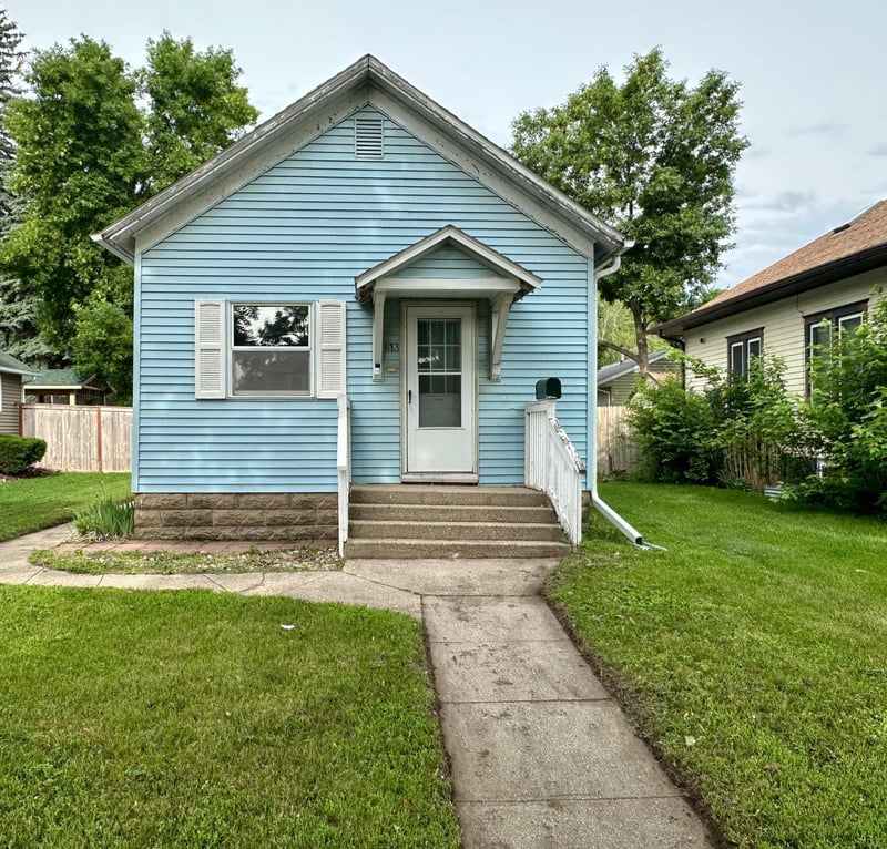 613 N Cedar St, Luverne, MN 56156