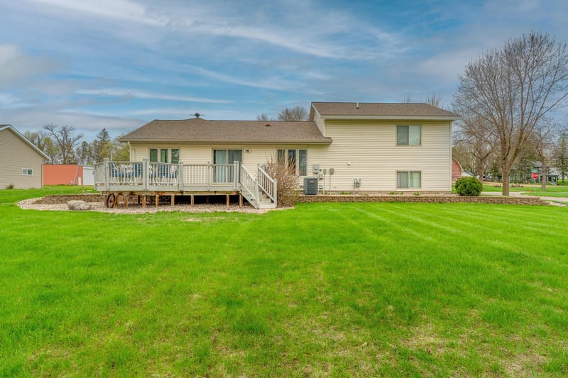 704 W Main St, Madelia, MN 56062