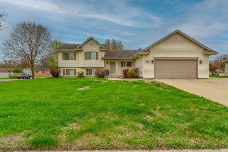 704 W Main St, Madelia, MN 56062