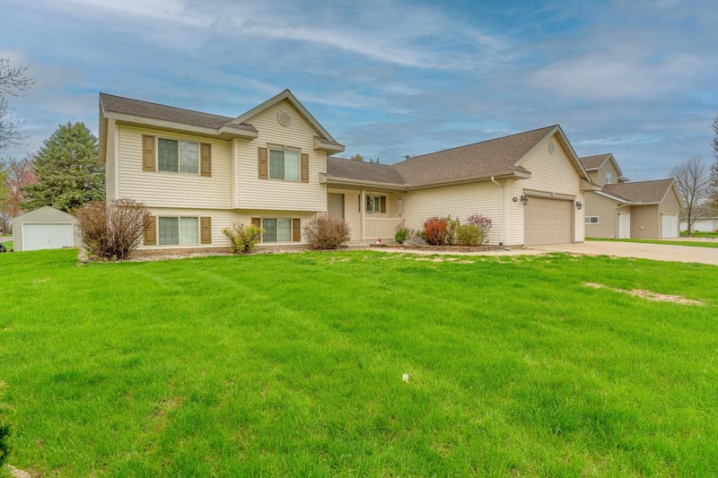 704 W Main St, Madelia, MN 56062