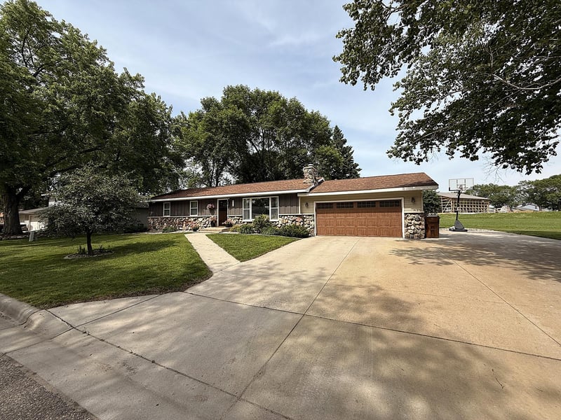 112 Orchard Cir, Montevideo, MN 56265