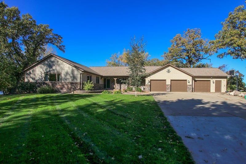 660 Lakewood Dr SW, Hutchinson, MN 55350