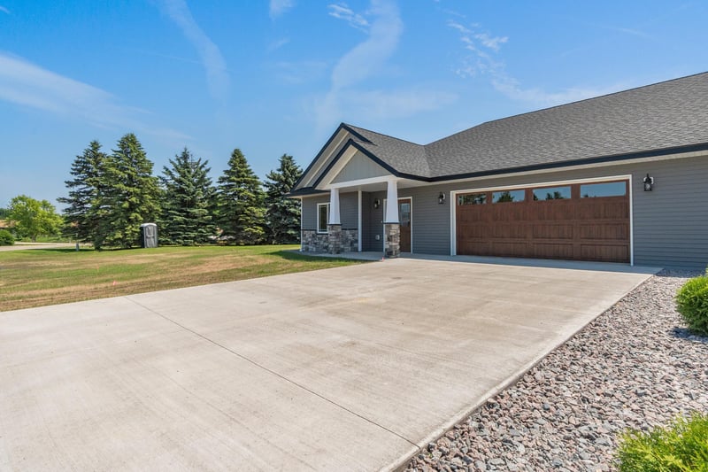 605 W Colfax St, Parkers Prairie, MN 56361