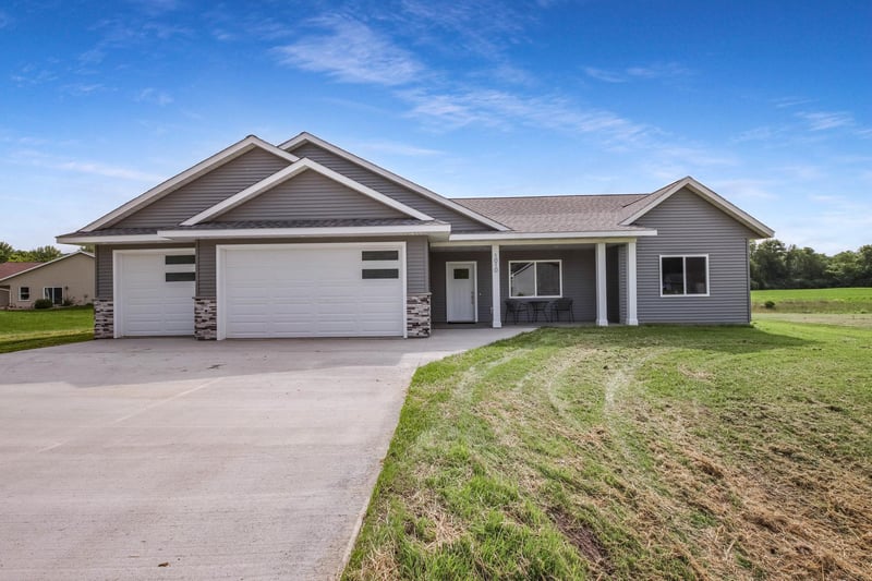 1010 Riverwood Dr, Elmwood, WI 54740