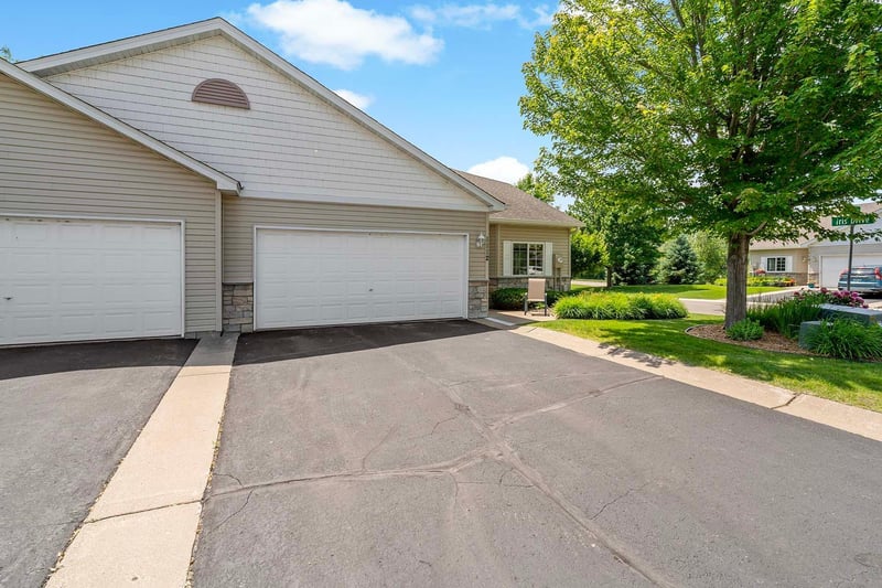 1112 Iris Dr, White Bear Twp, MN 55127