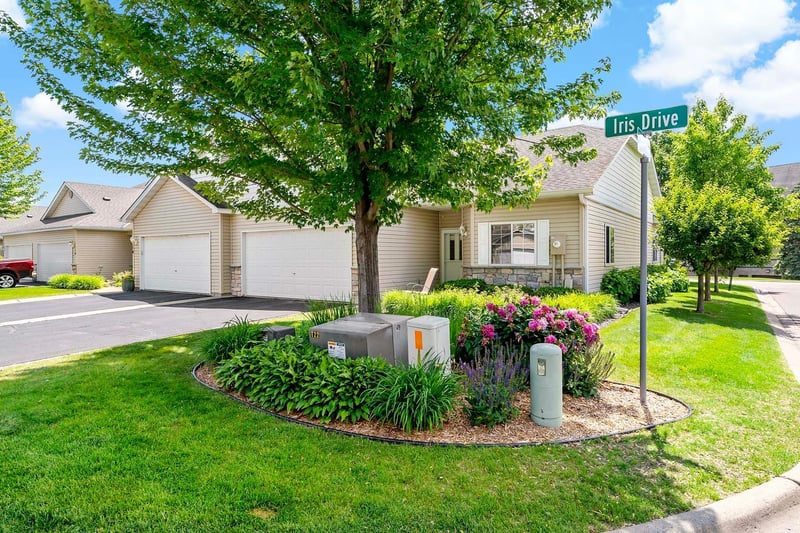 1112 Iris Dr, White Bear Twp, MN 55127