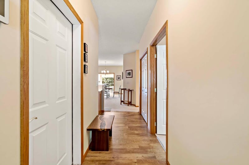 1112 Iris Dr, White Bear Twp, MN 55127