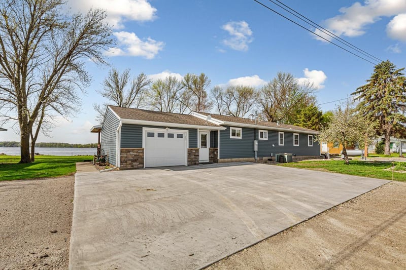17055 Dickenson Ln, Waterville, MN 56096