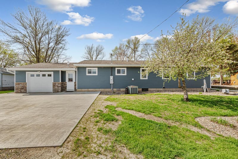 17055 Dickenson Ln, Waterville, MN 56096