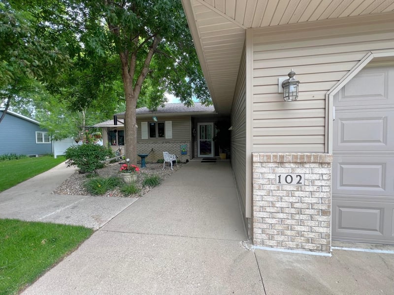 102 Mayfair Ave, New London, MN 56273