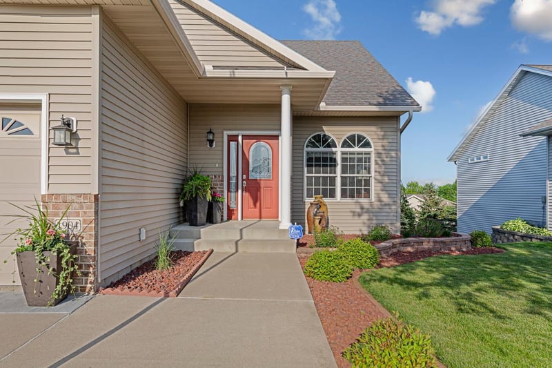 1904 Rock Ridge Ln, Saint Peter, MN 56082