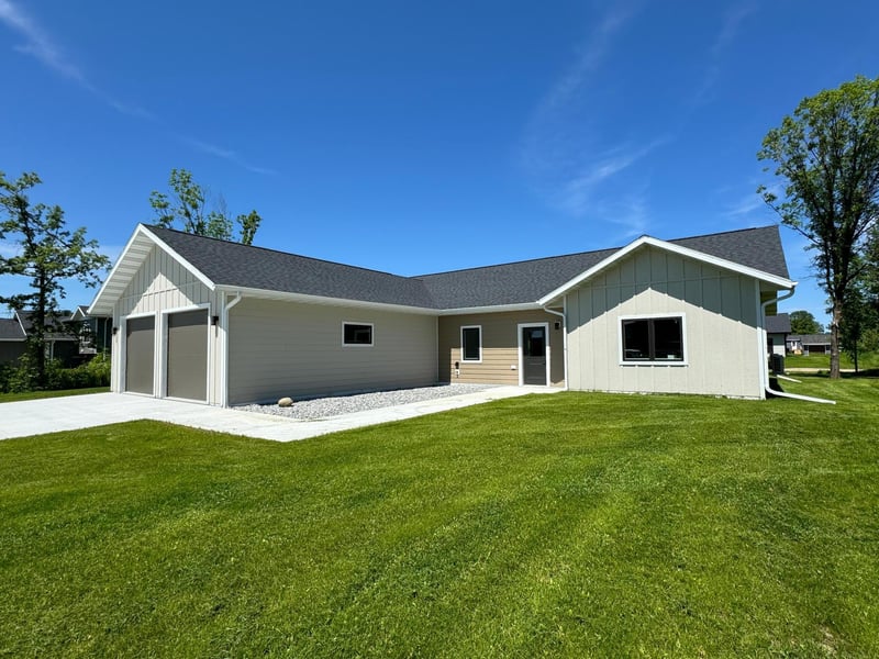 605 Lincoln St SE, Warroad, MN 56763
